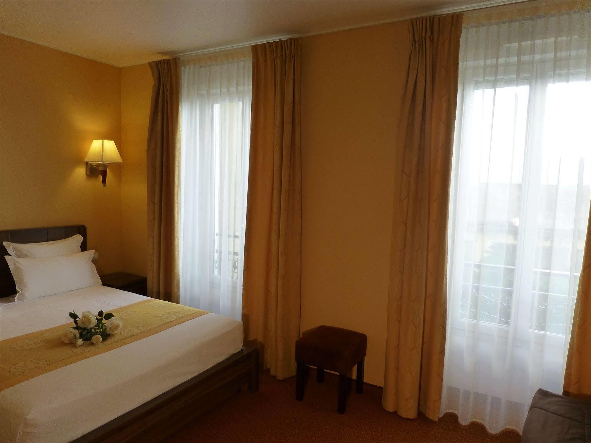 Hotel Capitole Бюсолей Екстериор снимка