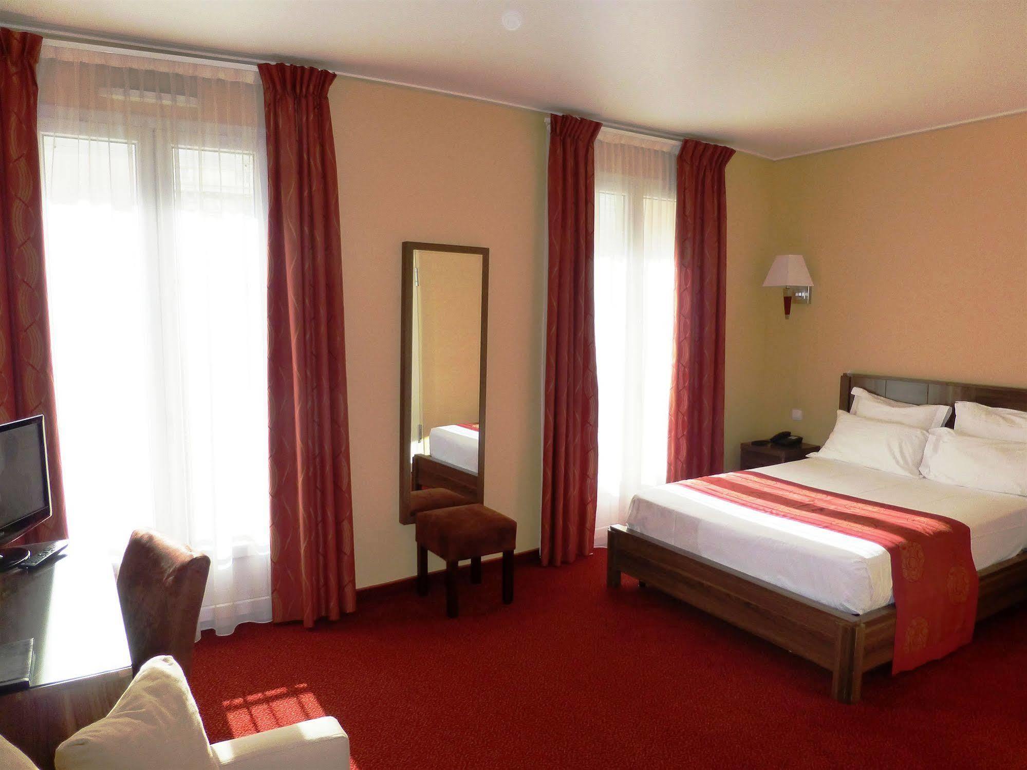 Hotel Capitole Бюсолей Екстериор снимка