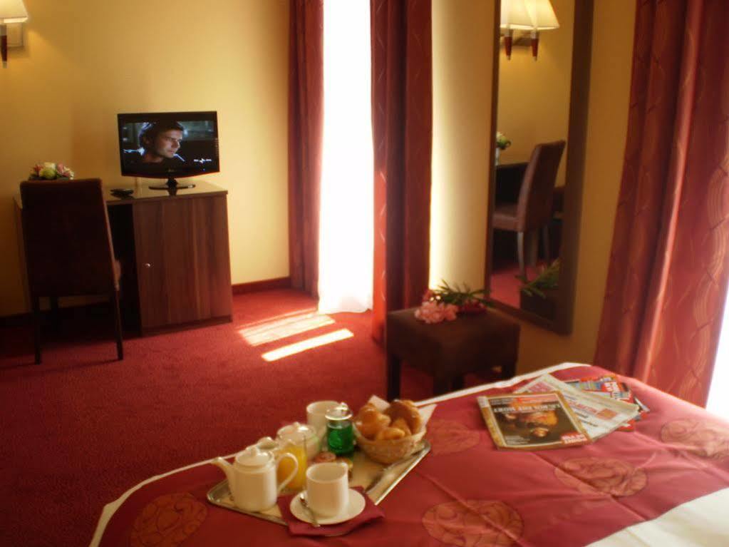 Hotel Capitole Бюсолей Екстериор снимка